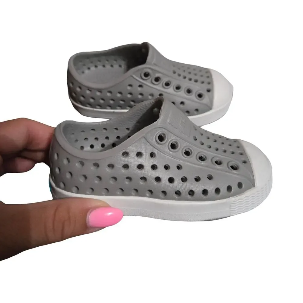 Native Jefferson Gray Slip-On Shoes Size:‎ 4